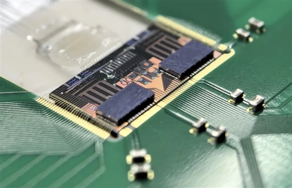 國內首款2Tb/s 3D集成硅光芯粒成功出樣 華為、英偉達等巨頭都在押注